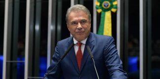 Alvaro Dias desiste de disputar o Senado e deixa corrida eleitoral no Paraná