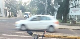 COLISÃO ENTRE CARRO E MOTONETA ELÉTRICA DEIXA ADOLESCENTE HOSPITALIZADO EM TOLEDO