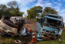 COLISÃO ENTRE CARRO E CARRETA MATA MULHER NA PR-573