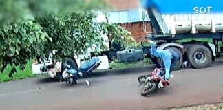Câmera registra forte colisão entre duas motocicletas no Centro de Corbélia