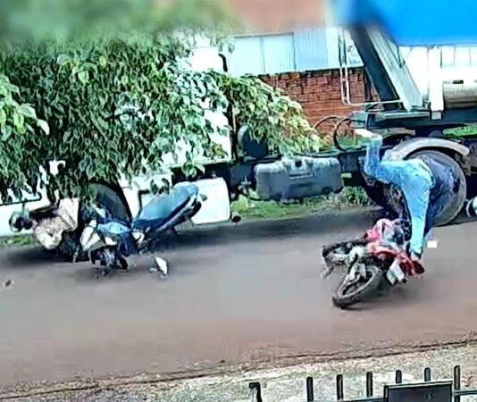 Câmera registra forte colisão entre duas motocicletas no Centro de Corbélia