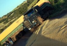 Caminhão carregado com soja tomba e interdita a PR-573 entre Corbélia e Braganey