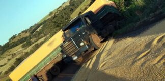 Caminhão carregado com soja tomba e interdita a PR-573 entre Corbélia e Braganey