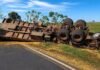 Carreta sai da pista, derruba poste e atinge árvores na PR-496 em Terra Roxa