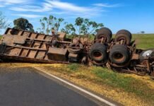Carreta sai da pista, derruba poste e atinge árvores na PR-496 em Terra Roxa