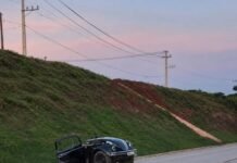 FUSCA SE PARTE AO MEIO APÓS COLISÃO COM SANDERO NA PRC-280, EM CLEVELÂNDIA