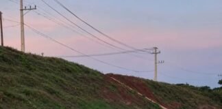 FUSCA SE PARTE AO MEIO APÓS COLISÃO COM SANDERO NA PRC-280, EM CLEVELÂNDIA