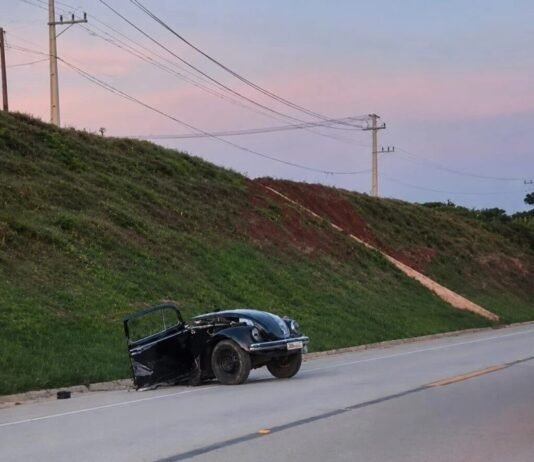FUSCA SE PARTE AO MEIO APÓS COLISÃO COM SANDERO NA PRC-280, EM CLEVELÂNDIA