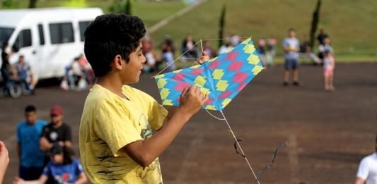 Festival de Pipa terá distribuição de 300 kits gratuitos, brinquedos infláveis e cama elástica no Parque do Povo no domingo (23)