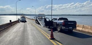 Fuga com caminhonete roubada termina em colisão frontal na Ponte Ayrton Senna, em Guaíra