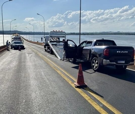 Fuga com caminhonete roubada termina em colisão frontal na Ponte Ayrton Senna, em Guaíra