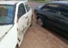 Gol é atingido por utilitário, bate em carro estacionado e vai parar sobre a calçada em Toledo