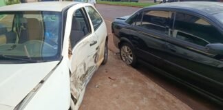 Gol é atingido por utilitário, bate em carro estacionado e vai parar sobre a calçada em Toledo
