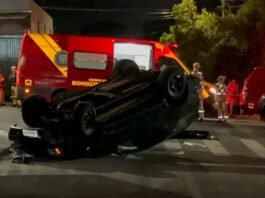 Homem é baleado, capota carro e morre na região