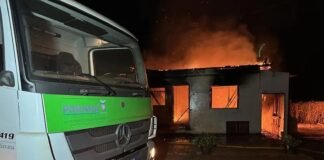 Incêndio destrói casa em Nova Santa Rosa e mobiliza caminhões-pipa e Corpo de Bombeiros