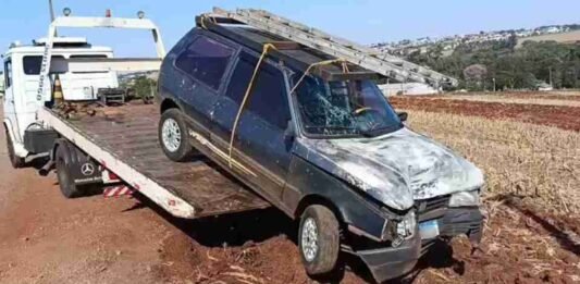 JOVEM FICA FERIDO APÓS FIAT UNO ATINGIR POSTE NA ZONA RURAL DE TOLEDO
