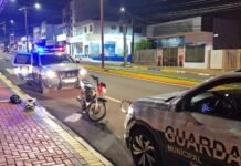 MENORES SÃO FLAGRADOS COM MOTO SEM PLACA E FAZENDO MANOBRAS PERIGOSAS EM TOLEDO