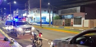MENORES SÃO FLAGRADOS COM MOTO SEM PLACA E FAZENDO MANOBRAS PERIGOSAS EM TOLEDO