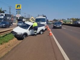 MOTORISTA PASSA MAL, SAI DA PISTA E BATE CARRO CONTRA MURETA NA BR-277