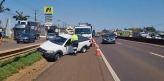 MOTORISTA PASSA MAL, SAI DA PISTA E BATE CARRO CONTRA MURETA NA BR-277