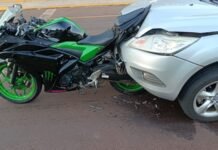 Moto fica presa a carro após colisão que deixou adolescente ferido em Toledo