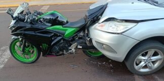 Moto fica presa a carro após colisão que deixou adolescente ferido em Toledo