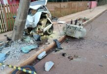 Motorista fica gravemente ferido após carro bater em poste na Avenida Ministro Cirne Lima, em Toledo