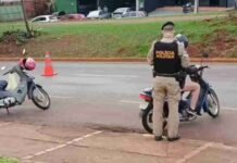 PM recolhe duas motocicletas e autua condutores sem CNH durante fiscalização em Toledo