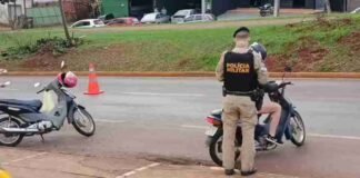 PM recolhe duas motocicletas e autua condutores sem CNH durante fiscalização em Toledo