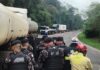 Saque de carga termina em confronto, pedradas, tiros e grande aparato policial em rodovia do interior do Paraná