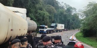 Saque de carga termina em confronto, pedradas, tiros e grande aparato policial em rodovia do interior do Paraná