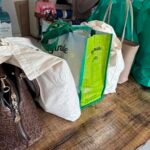 Trabalhadoras da Acatol recebem kits de higiene pessoal pelo Agosto Lilás