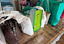 Trabalhadoras da Acatol recebem kits de higiene pessoal pelo Agosto Lilás