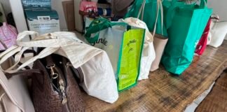 Trabalhadoras da Acatol recebem kits de higiene pessoal pelo Agosto Lilás
