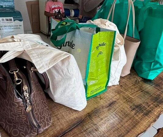Trabalhadoras da Acatol recebem kits de higiene pessoal pelo Agosto Lilás