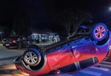 Veículo capota após colisão entre dois veículos em Marechal Rondon