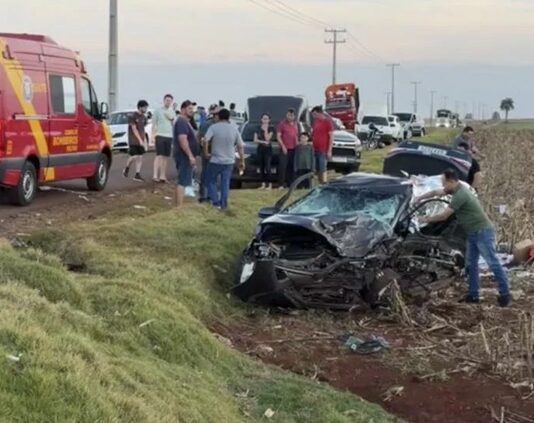 Violenta batida deixa duas pessoas mortas na PR-486