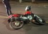 Motociclista fica gravemente ferida após colisão com carro na Vila Pioneiro
