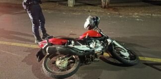 Motociclista fica gravemente ferida após colisão com carro na Vila Pioneiro