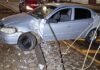 ASTRA SOBE NA CALÇADA E QUEBRA POSTE APÓS MOTORISTA PERDER O CONTROLE EM TOLEDO
