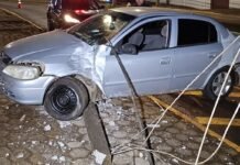 ASTRA SOBE NA CALÇADA E QUEBRA POSTE APÓS MOTORISTA PERDER O CONTROLE EM TOLEDO