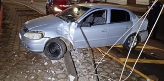 ASTRA SOBE NA CALÇADA E QUEBRA POSTE APÓS MOTORISTA PERDER O CONTROLE EM TOLEDO