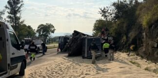Acidente envolve família de Santa Helena e bebê morre soterrado por carga de arroz após tombamento de carreta