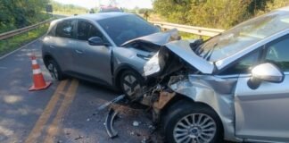 BATIDA DE FRENTE ENTRE DOIS CARROS DEIXA MOTORISTAS FERIDOS NO ANEL VIÁRIO DE TOLEDO