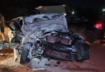 BMW FICA DESTRUÍDA APÓS COLISÃO COM CARRETA DURANTE TENTATIVA DE ULTRAPASSAGEM NA BR-369