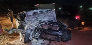 BMW FICA DESTRUÍDA APÓS COLISÃO COM CARRETA DURANTE TENTATIVA DE ULTRAPASSAGEM NA BR-369