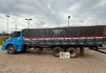 CAMINHÃO COM 20 MIL PACOTES DE CIGARROS É ABANDONADO DURANTE FUGA EM MERCEDES
