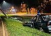 CARRO BATE VIOLENTAMENTE CONTRA POSTE E DEIXA DOIS HOMENS FERIDOS EM FOZ DO IGUAÇU
