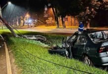 CARRO BATE VIOLENTAMENTE CONTRA POSTE E DEIXA DOIS HOMENS FERIDOS EM FOZ DO IGUAÇU