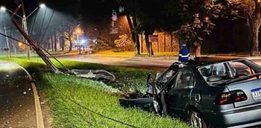 CARRO BATE VIOLENTAMENTE CONTRA POSTE E DEIXA DOIS HOMENS FERIDOS EM FOZ DO IGUAÇU